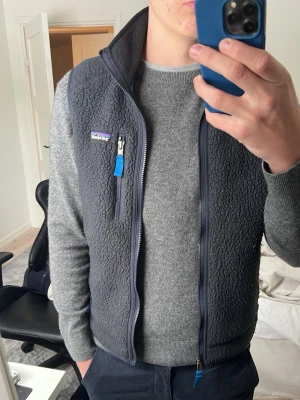 Patagonia väst - Säljer nu denna as snygga marinblåa patagonia väst som nu är för liten. Den är i rätt så bra skick och har inga deflekter. Skriv för fler bilder eller frågor!