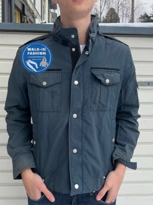 Fieldjacket refrigue - Tja! Säljer nu denna sjukt snygga fieldjacket från refrigue. Skick 8.5/10 riktigt bra utan synliga defekter. Barnstorlek L men passar som xs. Modellen är 180 cm lång men passar allt mellan 168-178 som bäst. Hör av er vid funderingar!