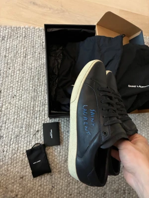 Saint laurent skor  - Tja! säljer nu dessa sjukt snygga saint laurent skorna i storlek 41, svåra att få tag på och fint skick! skriv om du har någon fråga