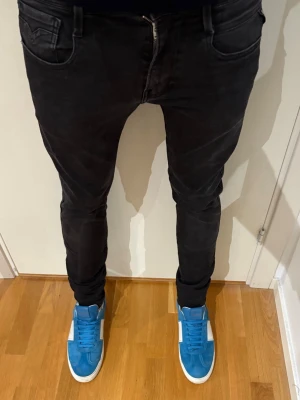 Replay jeans - Säljer dessa tvär feta replay jeans | Modell: Anbass | Storlek: 30/32 | Mycket bra skick | Skriv vid minsta fråga eller fundering 🤝