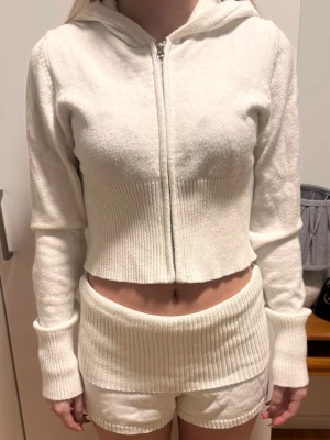 mjukisset - Från gina tricot, tröjan är i 170 från young avdelningen och shortsen i S 💖