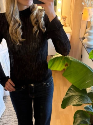 Svart ribbad polotopp - Säljer en svart ribbad polotopp med lång ärm. 💕