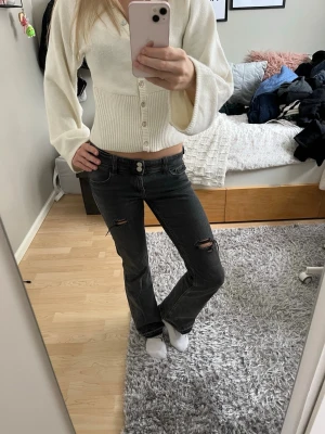 Coola jeans med hål - Från Gina. Har gjort egna hål och gjort dom längre som man kan se på bilderna. Inga defekter alls 💞    Mått:  Innerbenslängden- 79 cm  Midjemåttet- 36,5 cm  Midjehöjd- 19 cm