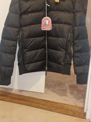 Svart pufferjacka från Parajumpers - Snygg svart pufferjacka från Parajumpers helt ny aldrig använt har lapparna och i helt ny skick 