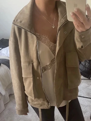 Vår jacka  - Så fin och tunn jacka perfekt nu till våren. Så skön dessutom! Snöret saknas 