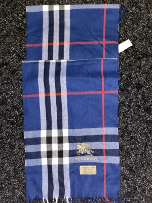 Burberry Scarf - Tja, säljer en snygg halsduk från Burberry. Perfekt accessoar för att lyfta din outfit nu till vintern. Helt ny! Skicket ett sms vid minsta fundering! Ej orginal men inget som märks.
