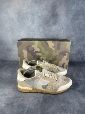 Valentino Rockrunnee - Skick: 8/10. | Ingår: Skor och box. | Nypris: +- 7000 SEK.