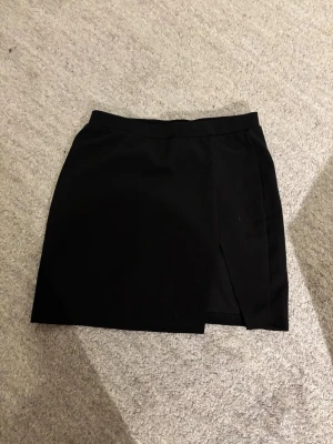 Kortkjol  - Fin kjol som är i ett mycket bra skick med en slits 