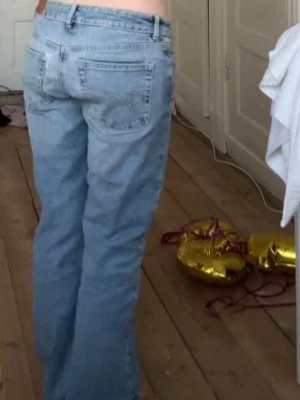 ljusblå lowwaist jeans - säljer ett par ljusblå baggy jeans, med låg midja. älskar dem men tyvärr för stora för mig, ett litet hål som är igensytt på baksidan också men inget som syns! 