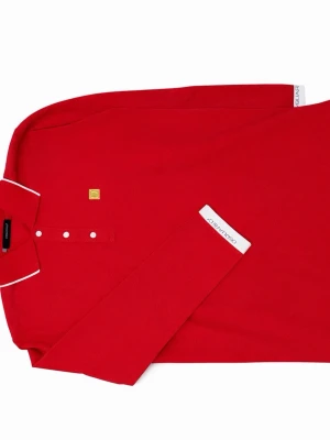 Röd långärmad pikétröja från Dsquared2 - Riktigt snygg röd långärmad pikétröja från Dsquared2  med vit piping på kragen och vita knappar. Tröjan har ett guld märke på bröstet och logotyp på ärmslutet. 