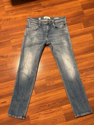 Ljusblåa Replay Anbass Jeans - Ljusblåa Replay Anbass Aged 05 years Jeans - Skick: 9/10 använda ett fåtal gånger super fint skick - Storlek: W28 L30 Midja: 39cm Längd: 94cm fits W29 - Pris: 599kr - Kom DM vid fler bilder eller funderingar🥰
