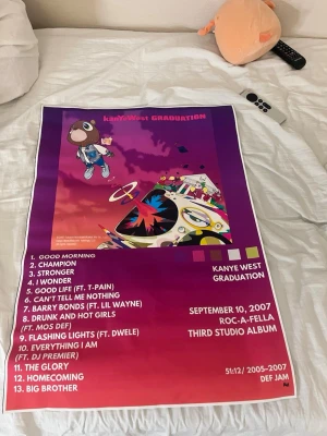 Kanye West Graduation affisch - Säljer en poster med Kanye Wests album Graduation. Affischen innehåller albumets låtlista och releasedatum. 50x70 storlek har nån liten defekt men inte något man märker