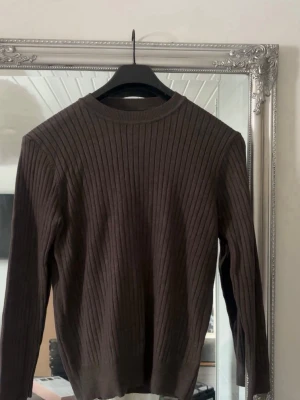 Brun långärmad tröja  -  fin Långärmad stickad tröja 