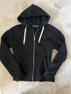 Ralphlauren hoodie - Ralphlauren hoodie. I storlek M men passar också även mindre. Lätt använd bara. Vid snabb affär kan priset gå ner lite 