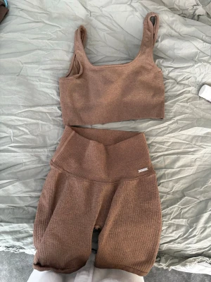 Träningsset från aimn - Träningsset från aimn. Shorts + sport-bh. Bara testat. Sitter superbra.