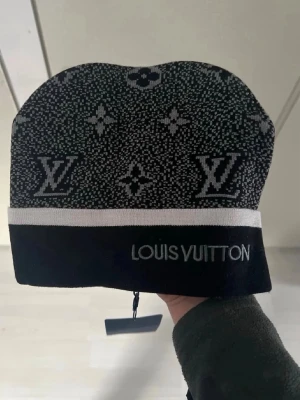 Svart och grå mössa  - Helt ny ingen storlek 