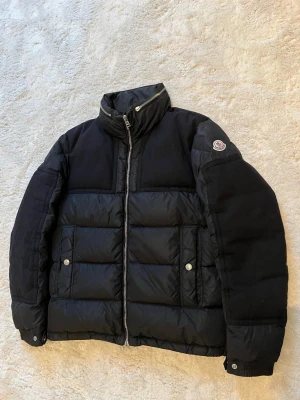 Moncler Arcs Giubbotto - Moncler Arcs, storlek: 2, färg: svart, skick: 7/10 