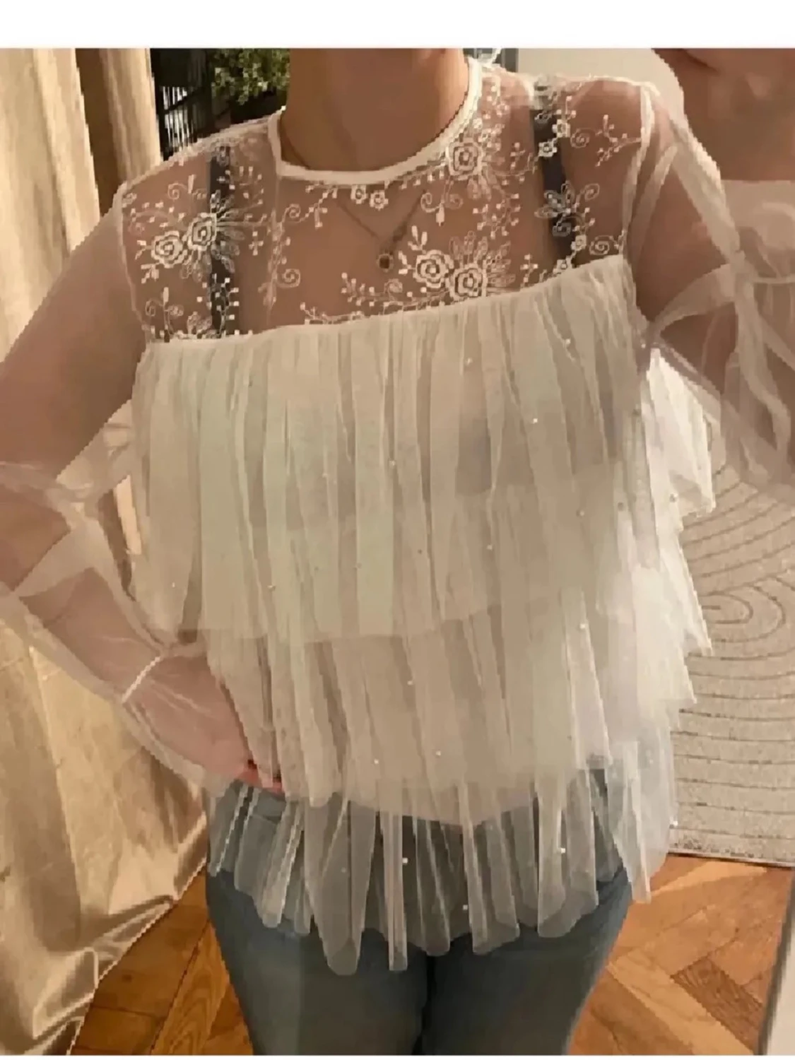 Vit volangblus med spetsdetaljer - 2