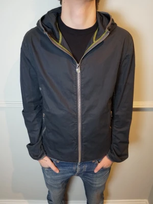 COLMAR WINDBREAKER  - Fet Colmar Windbreaker | Skick: 7/10 (Bränmärke över höger ficka) | Strl: M | Modellen är 182 cm | Hör av dig om du undrar någonting!