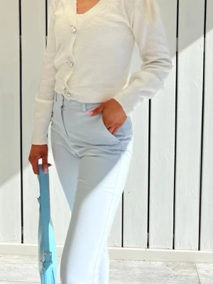 Ljusblå kostymbyxor från H&M - Fina ljusblå kostymbyxor från H&M i strl 34. Endast använda vid ett tillfälle så är i jättefint skick. Säljer pga upplever att dessa är lite korta på mig som är 171cm