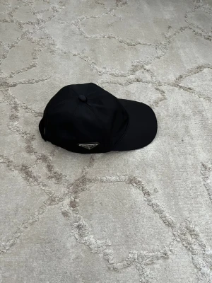 Blå unik keps - Säljer en mycket fin och unik blå keps i storleken L. Den är helt ny utan tags på och pris kan självklart diskuteras!