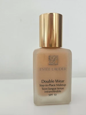 Estée Lauder Double Wear Foundation - Estée Lauder Double Wear Stay-in-Place Makeup foundation med SPF 10. Ca. 75% kvar. 