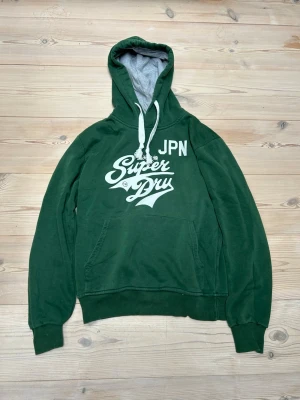 Superdy hoodie - Säljer denna hoodie från Superdry, den är i fint skick! Den är i storlek S  Hör av er vid minsta lilla fråga! Pris ej hugget i sten!  Kolla min profil för mer liknande plagg 😊