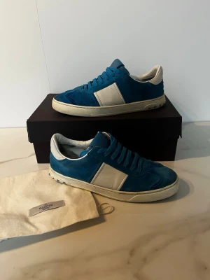 Valentino Flycrews - Säljer ett par riktigt feta Valentino Flycrews i blå. Skorna är i storlek 42 och passar året om men riktigt snygga till sommaren. 2 nitar saknas och mockan är lite smutsig som syns på bilderna. Men annars är de i otroligt fint skick! Dustbag och box medföljer. Skriv vid funderingar eller frågor🙌✅