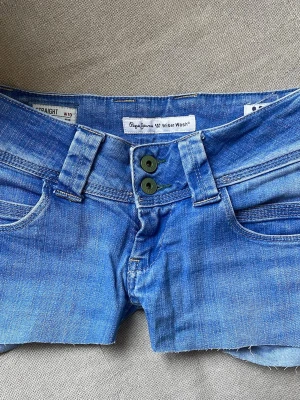 Lågmidjade jeansshorts  - Lågmidjade jeansshorts från pepe jeans. står 10w på lappen men passar xs-xxs. Midjemått: 37 cm. ❣️