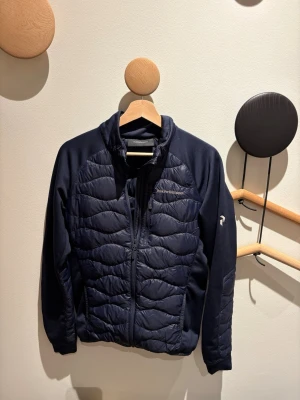 Peak Performance hybridjacka - Peak Performance Men's Helium Down Hybrid Jacket. Köpt för 2500, nytt skick, storlek S. 