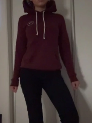 Hoodie - Jättefin vinröd hoodie med tryck på ryggen❣️