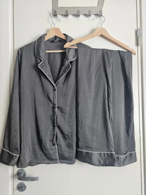 Pyjamas i satin - Bik Bok - Pyjamasset i satin. I jättefint skick! Inget att anmärka.