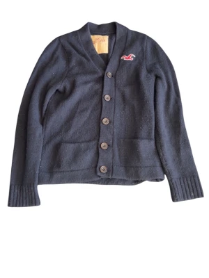 Hollister cardifan - Brutalt snygg Hollister cardigan som är i storlek L denna är perfekt inför våren. Skick: 10/10🌟