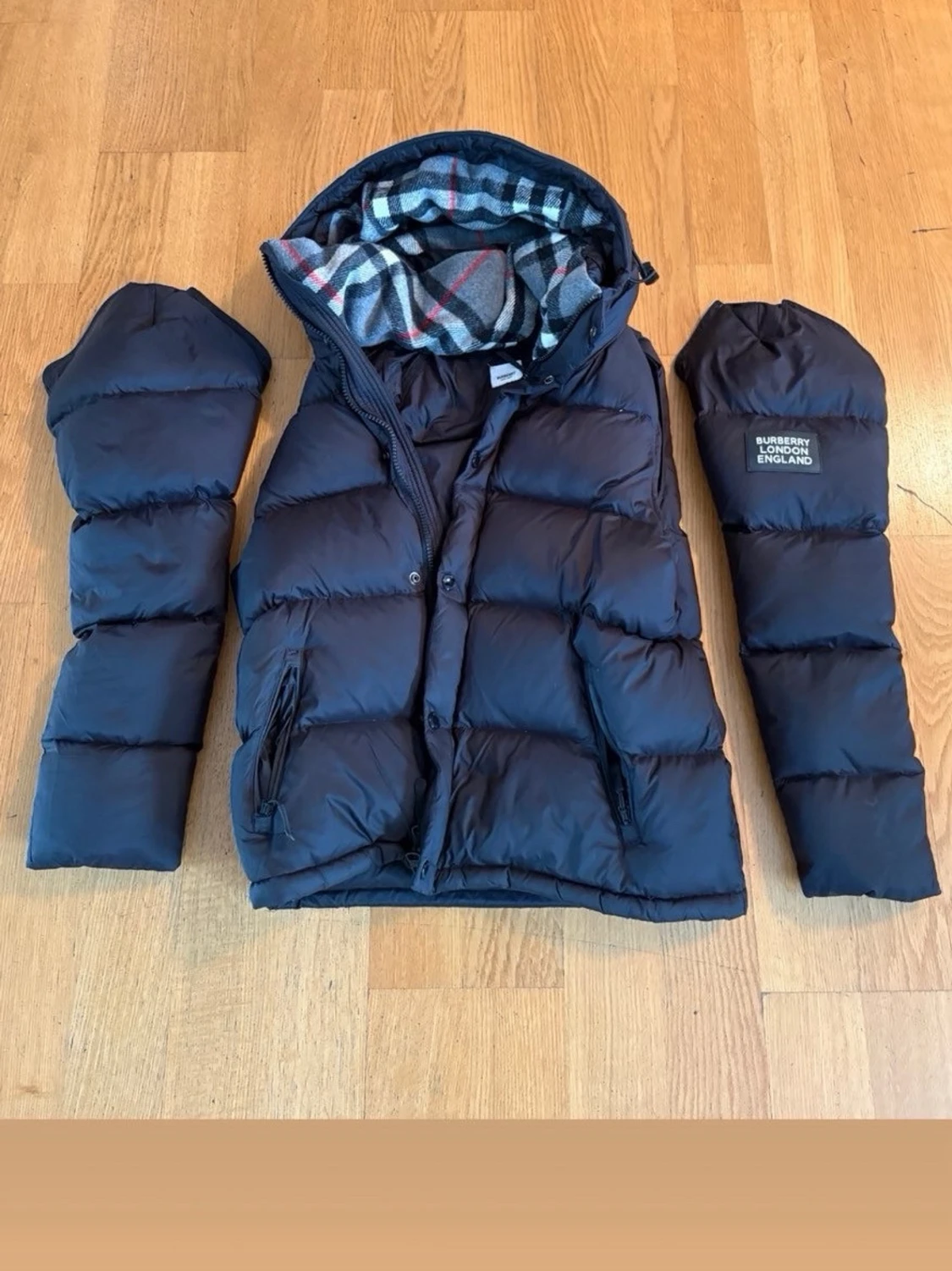 Svart jacka med huva från Burberry - 3