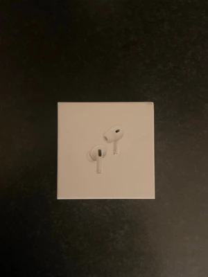 AirPods Pro 2 - Apple AirPods Pro 2 trådlösa hörlurar med brusreducering (ANC). De kommer med en USB-C laddare och extra silikon örontoppar i olika storlekar. Vid köp skickas ett oöppnat par i original lådan.  Skriv om du har frågor