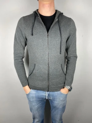 Massimo Dutti hoodie - Size S | Skick 9/10 | Modellen är 184, 74 kg | Hör av dig vid frågor!