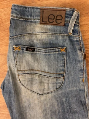 Lee jeans - Säljer dessa Hailey Lee jeans, som är låga i midjan och klippt slits där nere💕