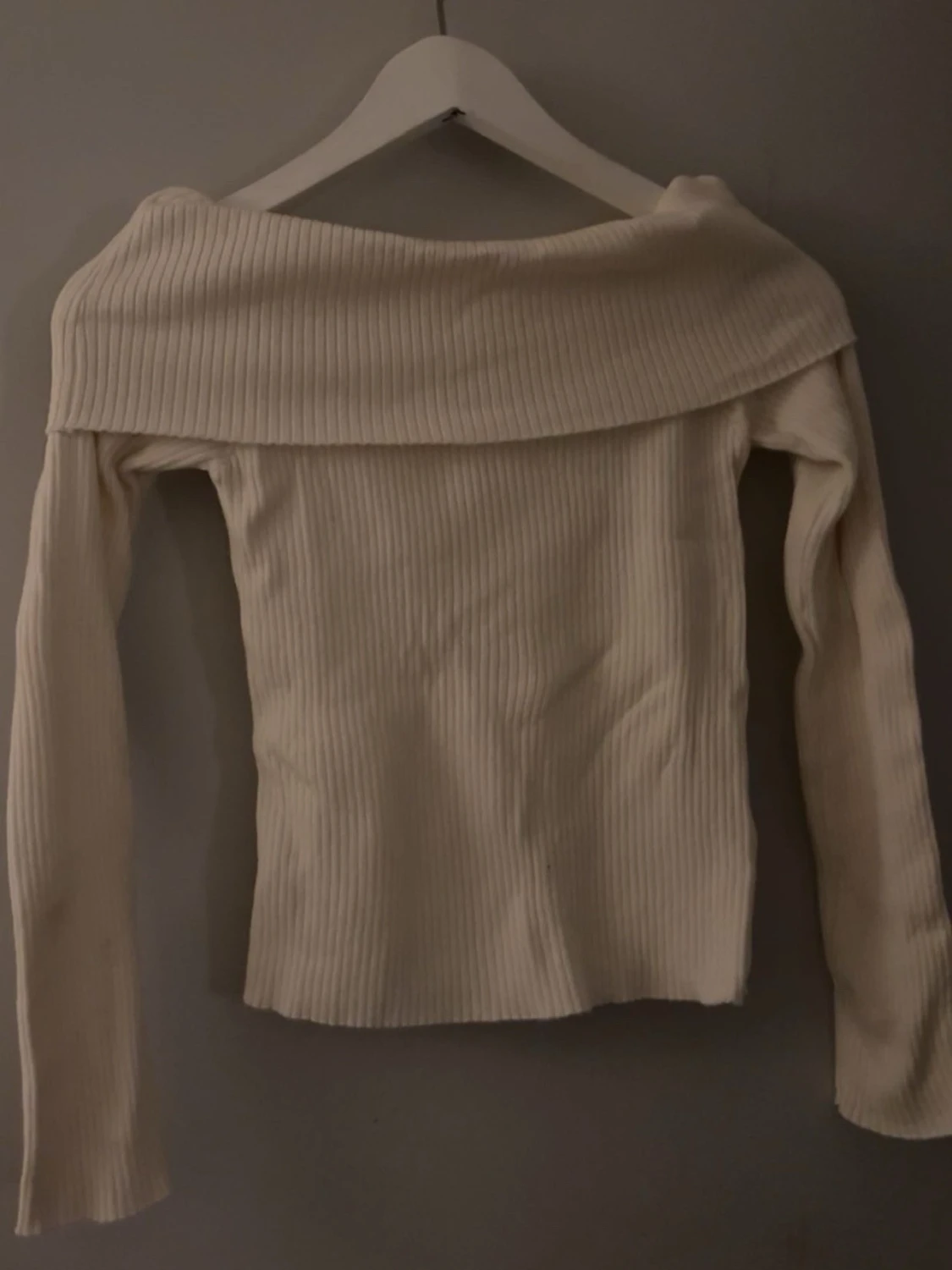 Stickad off shoulder 