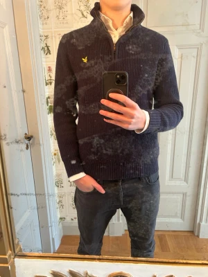 Mörkblå stickad tröja från Lyle&scott - Mörkblå ribbstickad tröja från Lyle & Scott quarterzip  och hög krage!🔥Tröjan har det klassiska gula logomärket på bröstet och långa ärmar. Perfekt för lager på lager och ger en stilren design.🧊 Kan kombineras med skjorta och t-shirt! Hör av er vid frågor priset är inte hugget i sten!