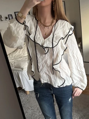 Volangblus - Så fin volangblus med svarta kanter🩷skulle bli finare om man strök den, knappt använd 