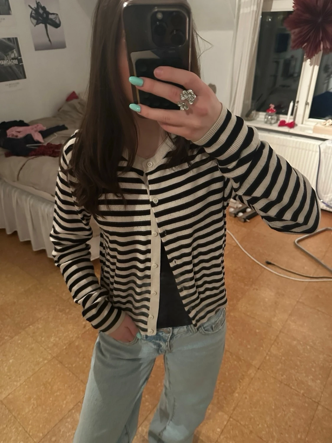 Randig svartvit kofta med knappar