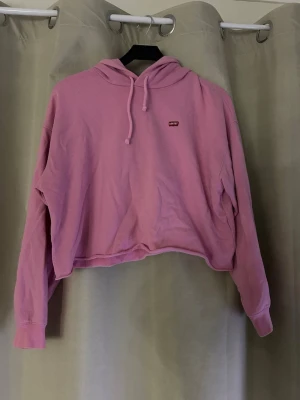 Ljuslila cropped hoodie från Levi's - Säljer en rosa cropped hoodie från Levi's och Levi's-märket på bröstet. Hoodien har långa ärmar och är gjord i mjukt bomullsmaterial. Säljer pga för stor💞