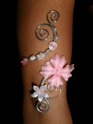 Armcuff  - Finns både i silver och guld💞 Lättböjd material som är enkel att justera. Vid osäkerhet, skriv gärna din till mig din omkrets på armen🥰 Jag gör även customs! 