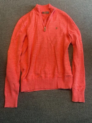 Röd halvzip tröja Morris - Snygg röd stickad tröja från Morris med halv dragkedja och ribbade muddar. Tröjan har en liten broderad logga på bröstet och är tillverkad i mjukt material. Perfekt för lager på lager och en avslappnad men stilren look. Fler frågor eller funderingar hör av er i dm!