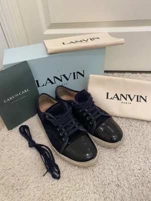 Lanvin cap toe - Säljer dessa tvärfeta Lanvinsen i storlek Uk9 motsvarar 43-44, skicket är 8/10 som ni ser på capen men inget som märks, skriv vid info/bilder! ALLT OG medföljs!