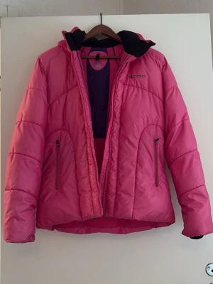 Helt ny dunjacka från Odlo - Fantastiskt fin rosa dunjacka från Odlo, Perfekt för kalla vinterdagar, skidåkning och riktigt skön att bära. Materialet är mjukt och värmande. Nypriset ligger runt 2000-3000kr och är aldrig använd 