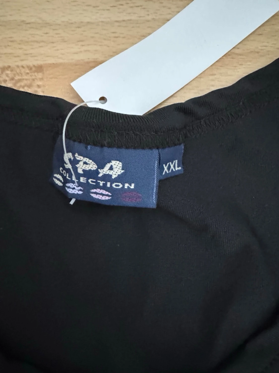 Ny. Svart ärmlös linnetopp med vit piping - 2