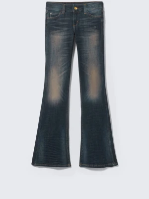 Mörkblå bootcut jeans  - Säljer ett par mörkblå bootcut jeans med snygga slitningar på låren och lätt utsvängda ben. Klassisk femficksmodell med knapp och dragkedja. Perfekta för dig som gillar retrovibbar och vill ha en avslappnad men trendig look.