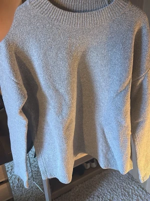 Ljusgrå långärmad tröja  - En stilren ljusgrå stickad tröja i storlek M men passar S 🩷