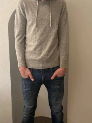 Ljusgrå kashmir hoodie - Snygg ljusgrå kashmir hoodie 